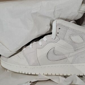 Air Jordan 1 mid in ivory